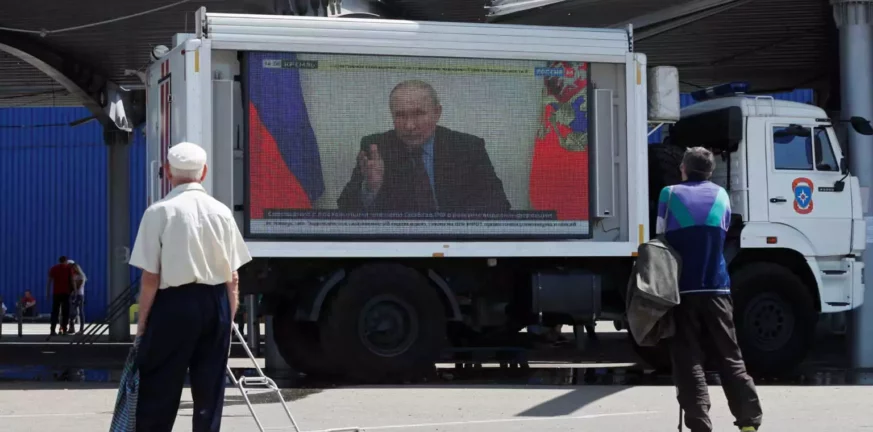 Ουκρανία: Ρεύμα και μια γιγαντοοθόνη με τον Πούτιν μετά την κατάληψη της Μαριούπολης από τους Ρώσους
