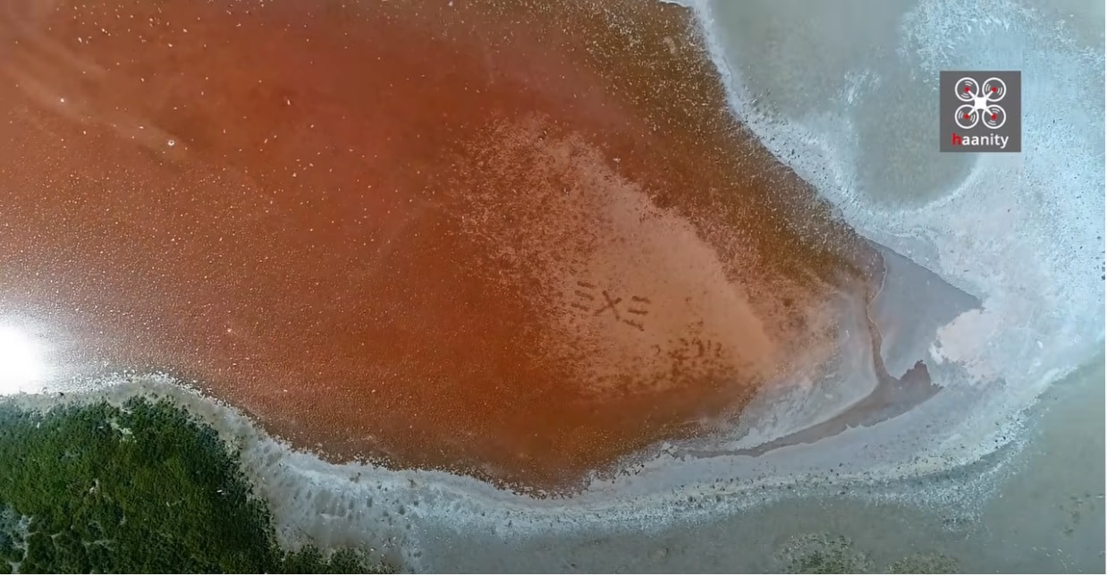 Το επίπεδο νησί του Αργοσαρωνικού σε σχήμα σπαθιού με την κόκκινη λίμνη με τα μυστηριώδη αρχικά «ΞΧΞ» (βίντεο)