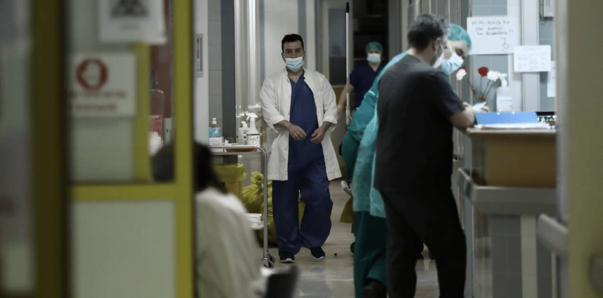 Κορονοϊός: Έκτακτο σχέδιο στα νοσοκομεία - Ραγδαία αύξηση εισαγωγών