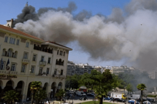 Φωτιά στη Θεσσαλονίκη: 4χρονος ανάμεσα στους τραυματίες – Δύο διασωληνωμένοι 20 και 35 ετών