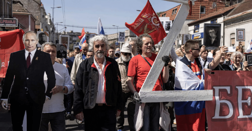 Σερβία: Γιόρτασαν την «Ημέρα της Νίκης» με το Ζ της εισβολής στην Ουκρανία και ομοιώματα του Πούτιν