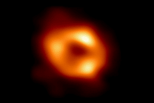 Φωτογραφήθηκε για πρώτη φορά η μεγάλη μαύρη τρύπα στην καρδιά του γαλαξία μας