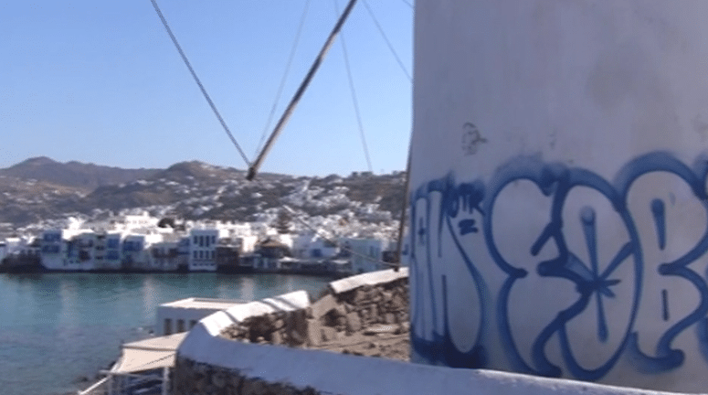 Μύκονος: Άγνωστοι έκαναν γκράφιτι πάνω στους γραφικούς Μύλους