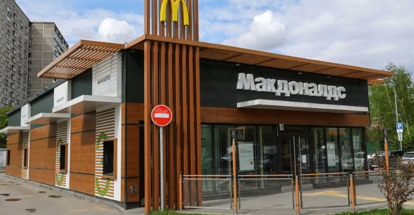 Ρωσία: Με νέο όνομα ανοίγουν ξανά τα καταστήματα των McDonald’s στην Μόσχα
