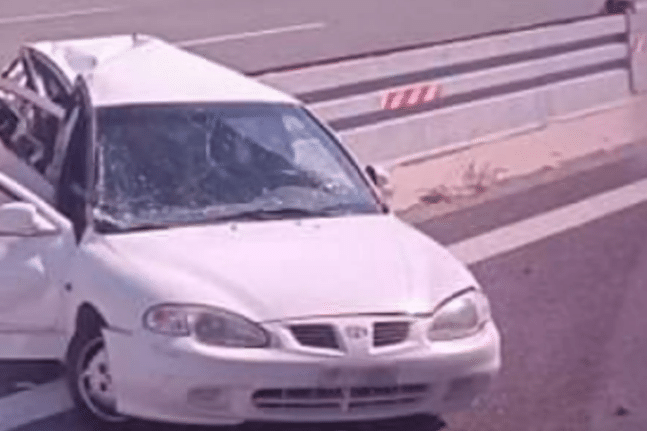 Σοβαρό τροχαίο στην Κινέτα – Ταξί έπεσε πάνω σε ΙΧ που σταμάτησε λόγω βλάβης