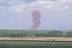 Ουκρανία: Κόκκινο σύννεφο πάνω από το Χάρκοβο - Ρωσική οβίδα τίναξε στον αέρα αποθήκη νιτρικού αμμωνίου