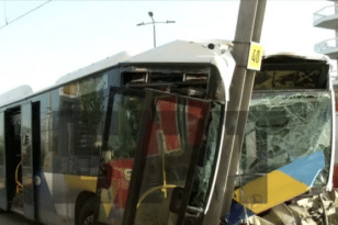 Τροχαίο στην παραλιακή: Λεωφορείο έπεσε σε κολώνες του τραμ - Εξι τραυματίες ΝΕΟΤΕΡΑ ΦΩΤΟ