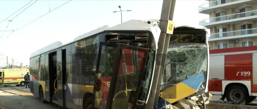Τροχαίο στην παραλιακή: Λεωφορείο έπεσε σε κολώνες του τραμ - Εξι τραυματίες ΝΕΟΤΕΡΑ ΦΩΤΟ