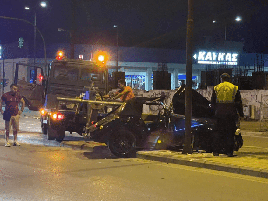 Τρομακτικό τροχαίο στη Λάρισα: Πολυτελές αυτοκίνητο «καρφώθηκε» σε κολώνα ΦΩΤΟ