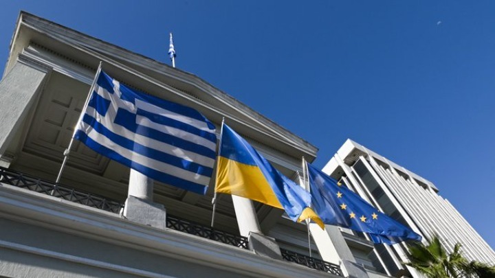 Η σημαία της Ουκρανίας στο Ελληνικό ΥΠΕΞ: Συμπαράσταση στον ουκρανικό λαό