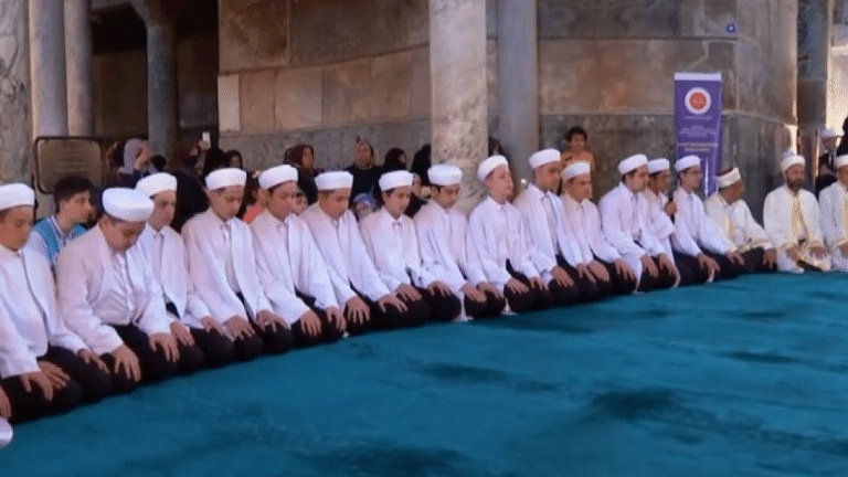 Τουρκία: Δεκάδες μαθητές απήγγειλαν το Κοράνι μέσα στην Αγία Σοφία ΒΙΝΤΕΟ