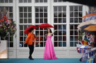Eurovision 2022: Εντυπωσίασε η Αμάντα Γεωργιάδη στο ...τυρκουάζ χαλί της τελετής έναρξης