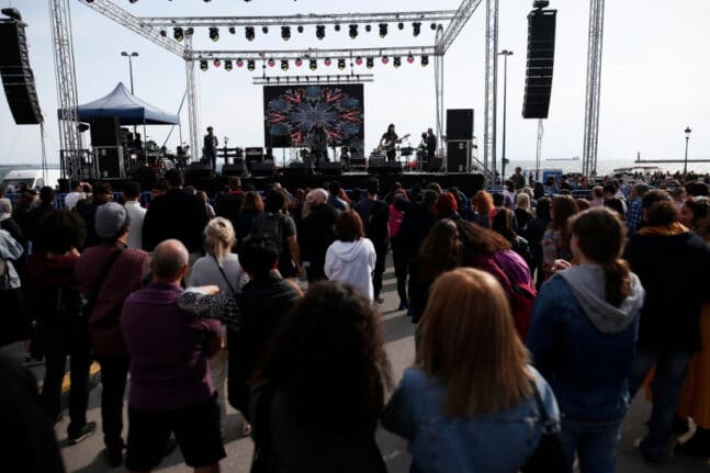 Θεσσαλονίκη: Χιλιάδες κόσμου στην Αντιπολεμική Συναυλία στην πλατεία Αριστοτέλους