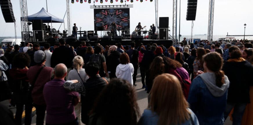 Θεσσαλονίκη: Χιλιάδες κόσμου στην Αντιπολεμική Συναυλία στην πλατεία Αριστοτέλους