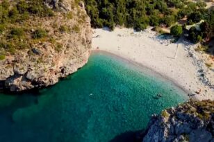 Πελοπόννησος: Η ονειρική παραλία με το τρομακτικό όνομα που θα θυμάσαι για πάντα