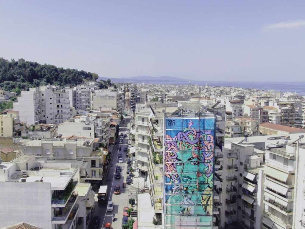 Συνομιλώντας με τον D*Face για τη νέα του τοιχογραφία στην Πάτρα - Ο φόβος για τα ύψη, η τέχνη, η Μέδουσα και η pop art