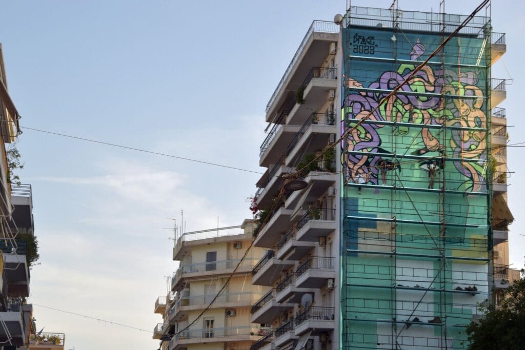 Συνομιλώντας με τον D*Face για τη νέα του τοιχογραφία στην Πάτρα - Ο φόβος για τα ύψη, η τέχνη, η Μέδουσα και η pop art