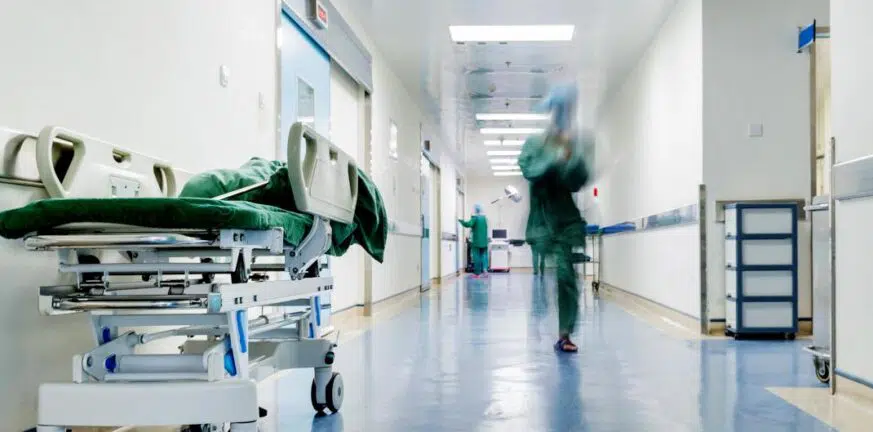 Λάρισα: Συνοδός ασθενή πλάκωσε στο ξύλο γιατρούς στα επείγοντα