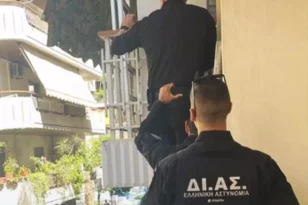 Αστυνομικοί σκαρφάλωσαν... μπαλκόνι πολυκατοικίας για να σώσουν ηλικιωμένη