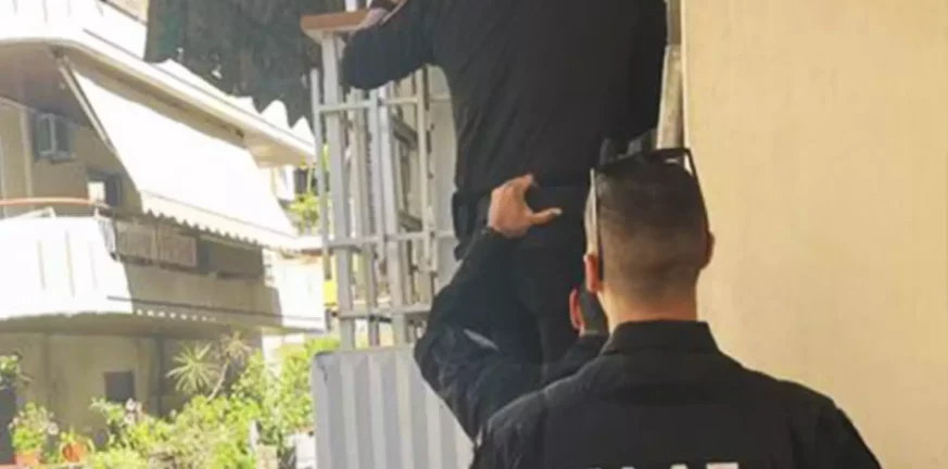 Αστυνομικοί σκαρφάλωσαν... μπαλκόνι πολυκατοικίας για να σώσουν ηλικιωμένη