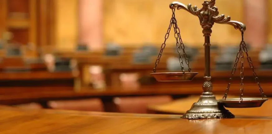 Βουλή: Κυρώσεις στους δικαστές που καθυστερούν την έκδοση αποφάσεων