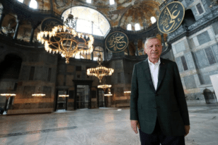 Ερντογάν: Βάζει την Αγιά Σοφιά στα νέα τουρκικά διαβατήρια