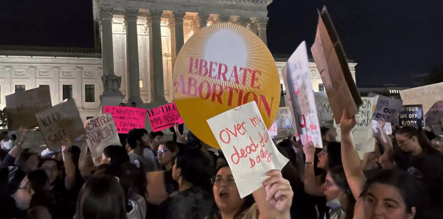 ΗΠΑ: Το Ανώτατο Δικαστήριο ακυρώνει ιστορική απόφαση υπέρ των αμβλώσεων