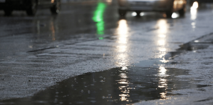 Πάτρα: Πλημμύρησαν δρόμοι στην παραλιακή - Προβλήματα στην κυκλοφορία των οχημάτων σε Όθωνος Αμαλίας και Ακτή Δυμαίων