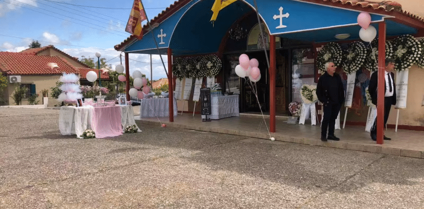 Αιτωλοακαρνανία: Κουφέτα και ροζ μπαλόνια στο τελευταίο αντίο στην 3χρονη Κατερίνα ΦΩΤΟ