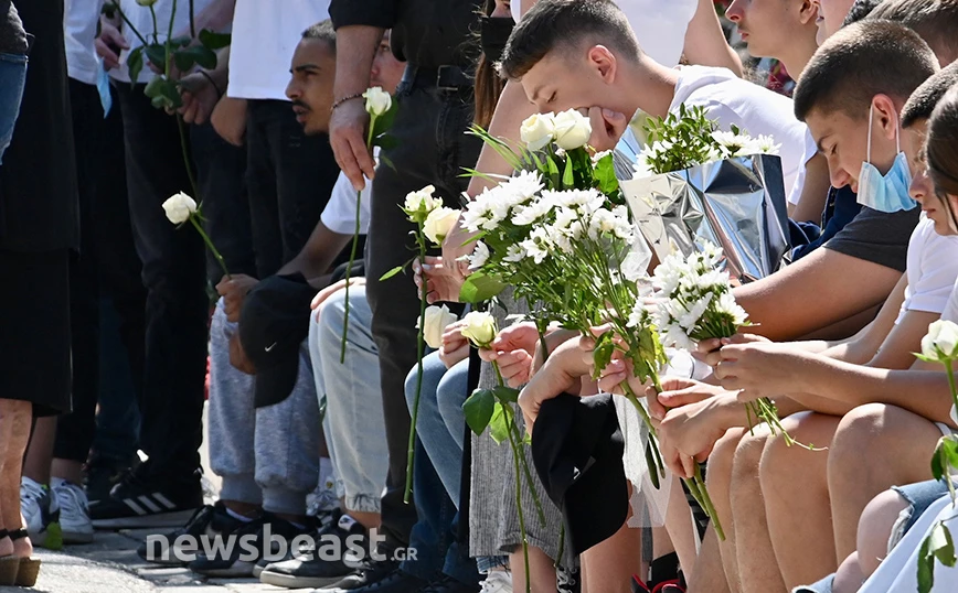 Βαθιά θλίψη στην κηδεία του 14χρονου που αυτοκτόνησε: Με λευκές μπλούζες και λευκά λουλούδια οι συμμαθητές του - ΦΩΤΟ