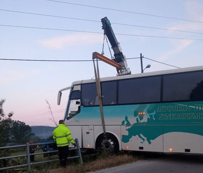 Ατύχημα με λεωφορείο στα Ιωάννινα – Λιποθύμησε στο τιμόνι ο οδηγός ΦΩΤΟ