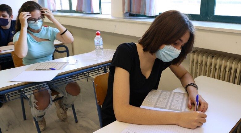 Γιατί διατηρείται η μάσκα στα σχολεία για τις εξετάσεις