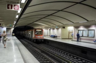 Κορυδαλλός: Σε λιπόθυμη κατάσταση και τραυματισμένος απεγκλωβίστηκε ο άνδρας που έπεσε στο μετρό