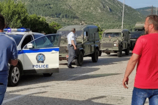 Ηγουμενίτσα: Μπλόκο του ΚΚΕ σε κονβόι του ΝΑΤΟ - Προσπάθησαν να γράψουν συνθήματα στα οχήματα ΦΩΤΟ