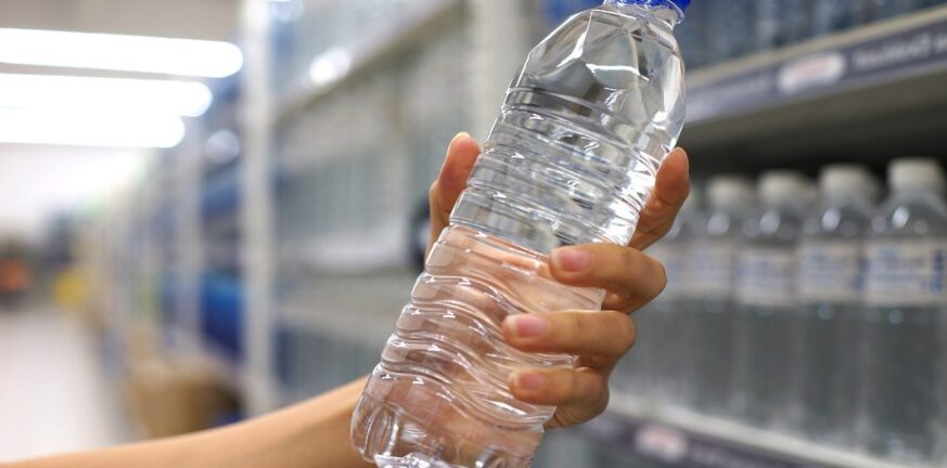 Ζέστη: Μήπως πρέπει να πίνετε περισσότερο νερό; Πώς θα το καταλάβετε