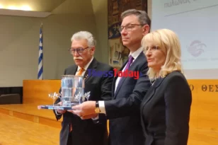 Θεσσαλονίκη: Ένταση στην τελετή βράβευσης του Άλμπερτ Μπουρλά - ΒΙΝΤΕΟ
