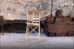 «Ναυάγιο»: Με παρέμβαση Κικίλια φεύγει ο πύργος ναυαγοσώστη από τη διάσημη παραλία