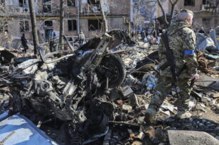Ουκρανία: Χωρίς ίχνος ελέους οι βομβαρδισμοί - Μετρούν 20 νεκροί, ανάμεσά τους και παιδί