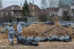Ουκρανία: Ομαδικός τάφος για τους νεκρούς της πόλης Λισιτσάνσκ - ΒΙΝΤΕΟ