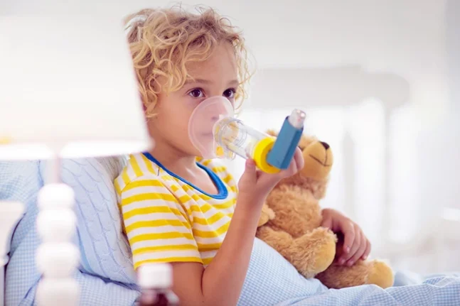 Ερευνα - Κορονοϊός: Πώς συνδέεται με το άσθμα στα παιδιά