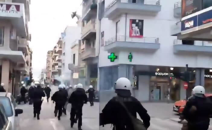 Πάτρα: Πετροπόλεμος στην πορεία για τον Ζακ Κωστόπουλο - Με κρότου λάμψης απάντησαν τα ΜΑΤ