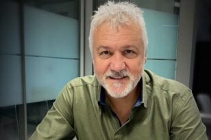 Ο άνθρωπος του «Σασμού»: Ο συγγραφέας Σπύρος Πετρουλάκης μιλά στην «Π» για τους ήρωές του με τους οποίους συγκατοικεί