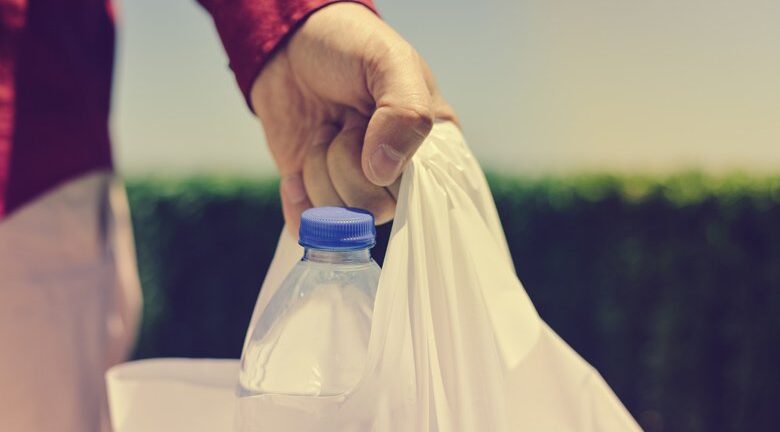 Πόσο θα χρεώνονται από 1η Ιουνίου οι πλαστικές σακούλες και τα μπουκάλια