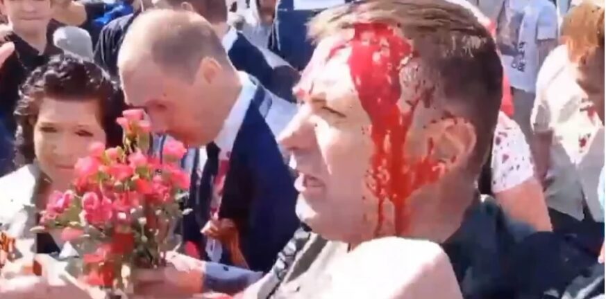 Πολωνία: Έριξαν κόκκινη μπογιά στον Ρώσο Πρεσβευτή και φώναζαν «Φασίστες» - ΒΙΝΤΕΟ