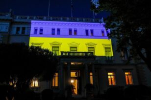 Στα χρώματα της Ουκρανίας το Προεδρικό Μέγαρο - ΦΩΤΟ
