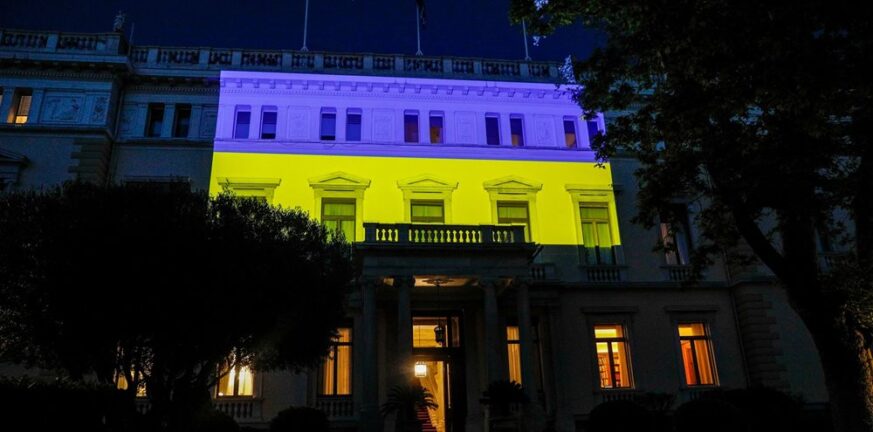 Στα χρώματα της Ουκρανίας το Προεδρικό Μέγαρο - ΦΩΤΟ