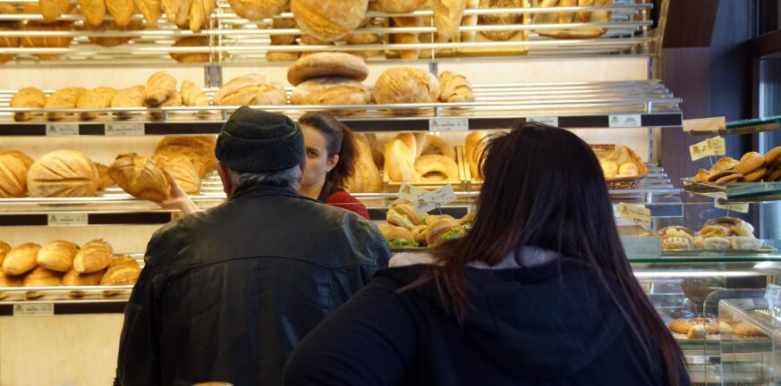 Σταθερές τιμές στο ψωμί ζήτησε ο Σκρέκας από τους αρτοποιούς