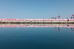Πάτρα - Πανό του ΚΚΕ στο λιμάνι: «Έξω το ΝΑΤΟ» - «Καμία εμπλοκή της χώρας στον πόλεμο»