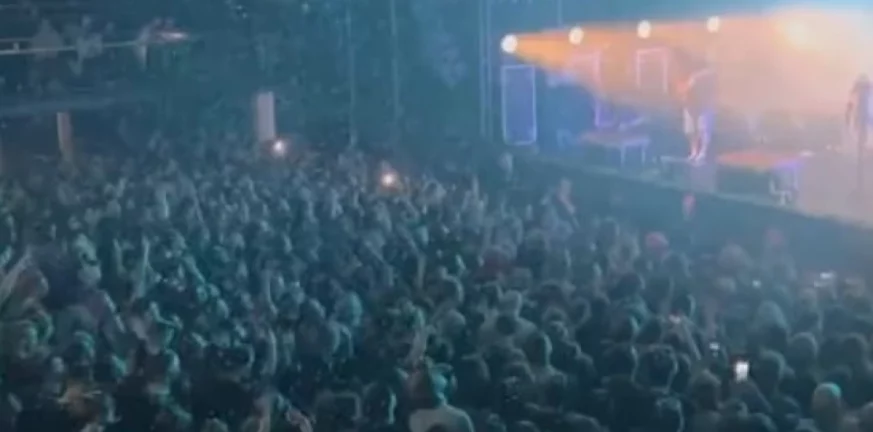 Ρώσοι νεολαίοι αντιδρούν εμφατικά στον πόλεμο - Συνθήματα κατά τη διάρκεια συναυλίας