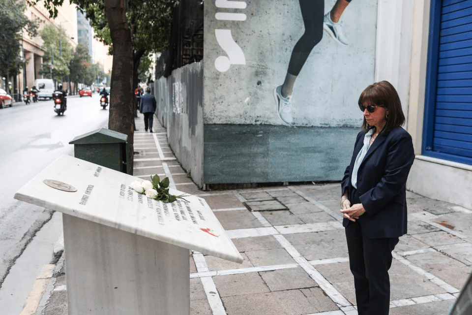 Η Κατερίνα Σακελλαροπούλου στο μνημείο των θυμάτων της Marfin ΦΩΤΟ